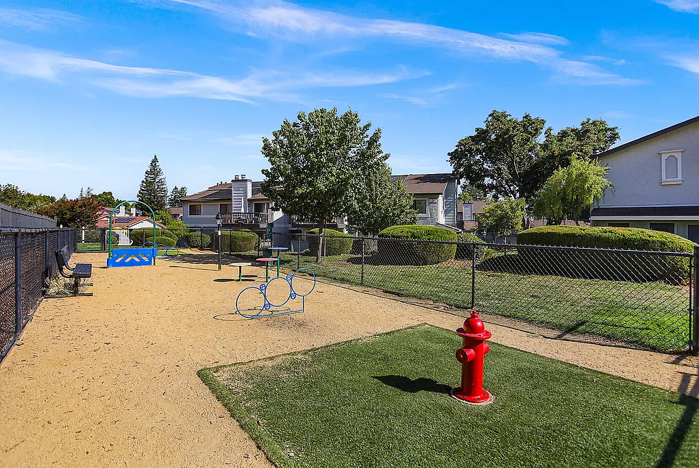 Foothill - Twin Creeks Condos — Photo 3