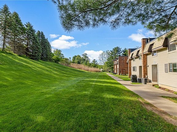 2nd image of 57 Chestnut Hls
