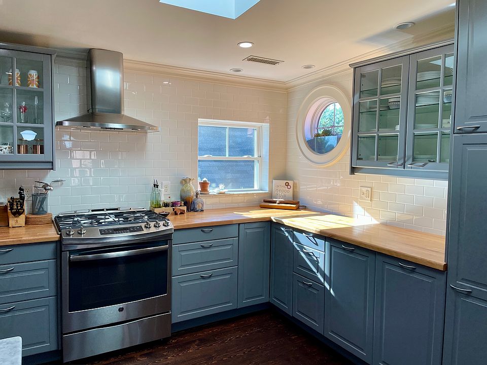 Chef's Kitchen (gas range, oven, externally-venting hood)