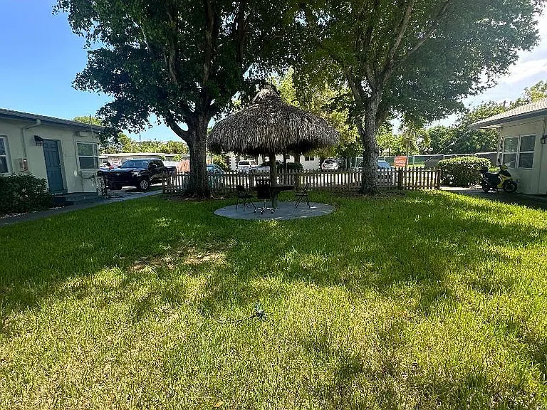 713 NE 3rd St — Photo 1