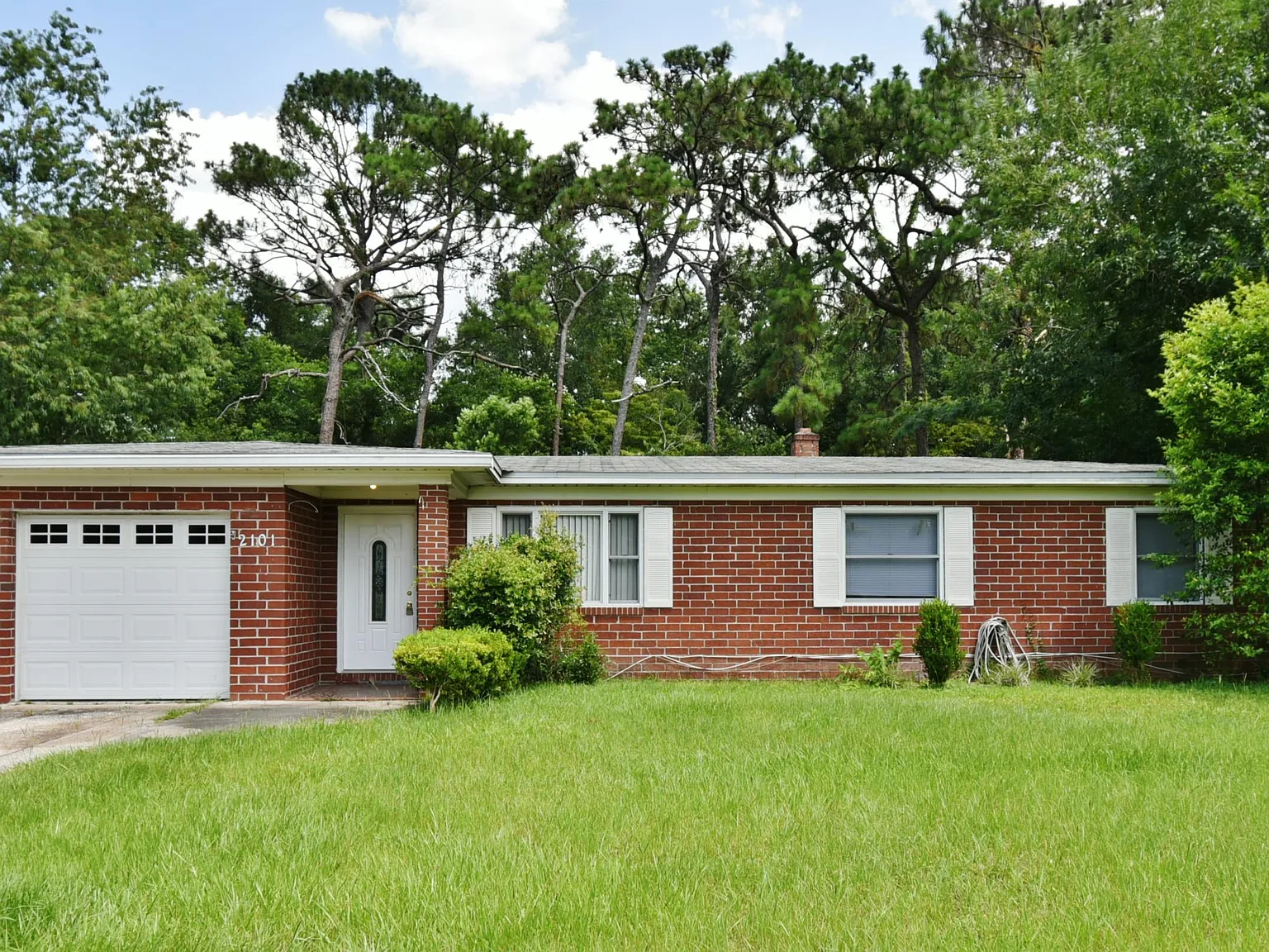 3 bed, 1.0 bath, 1056 sqft, $1,650 — Photo 1