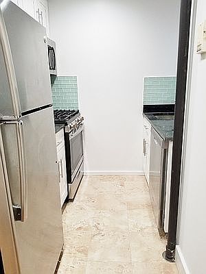 4th image of 24-20 41st St #2T