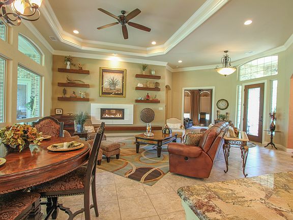 3rd image of 111 Pecan Valley Ln