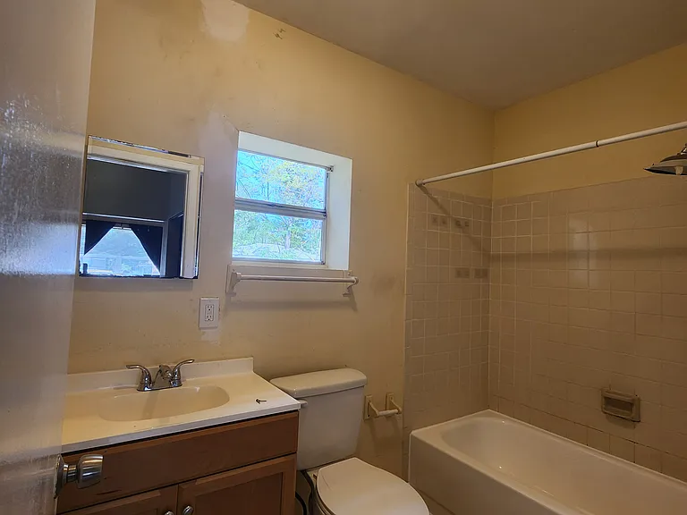1324 Parkwood St — Photo 9