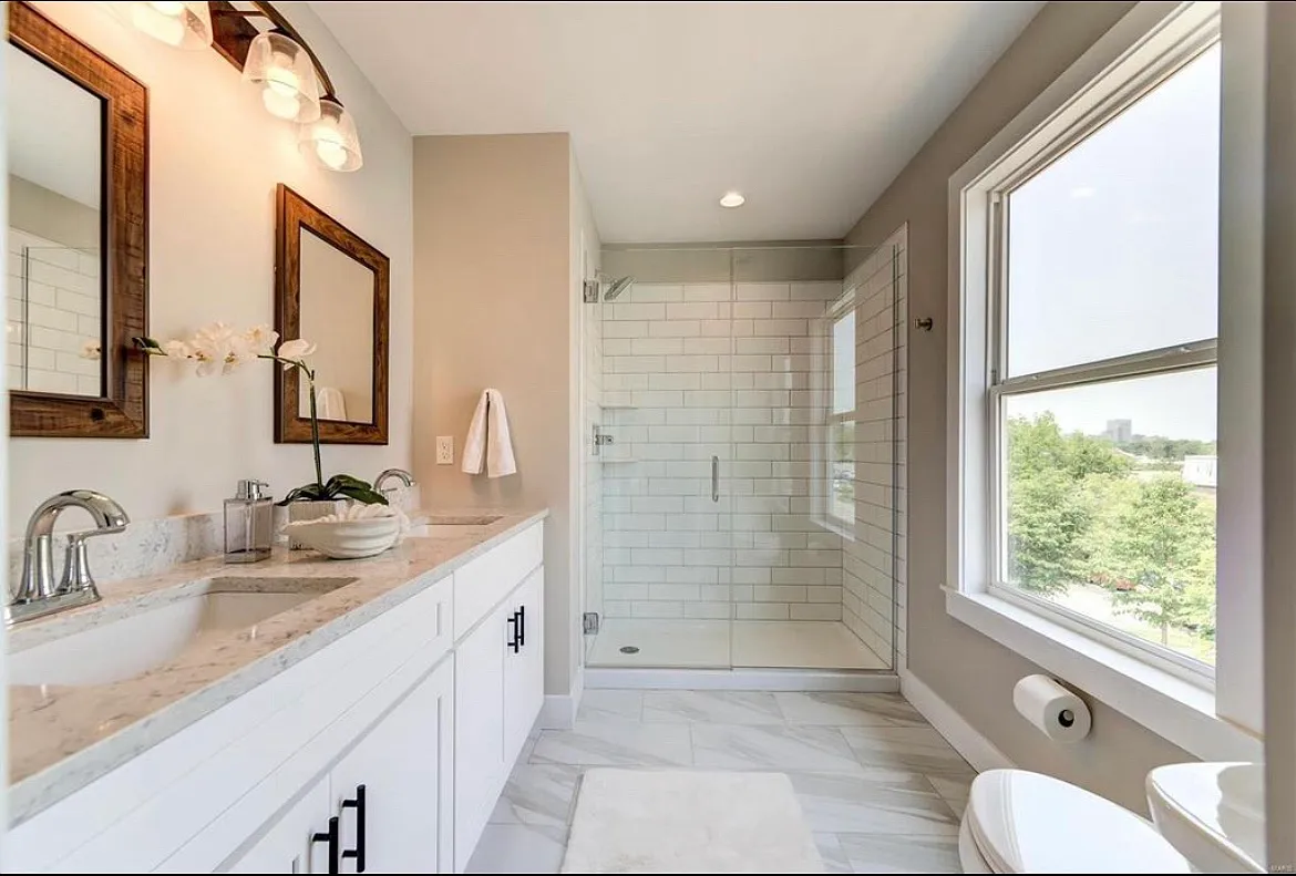 4 bed, 2.5 bath, 2200 sqft, $4,000 — Photo 1