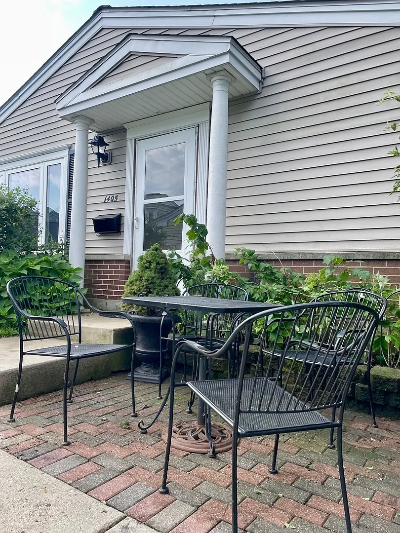 2 bed, 950 sqft, $1,995 — Photo 1