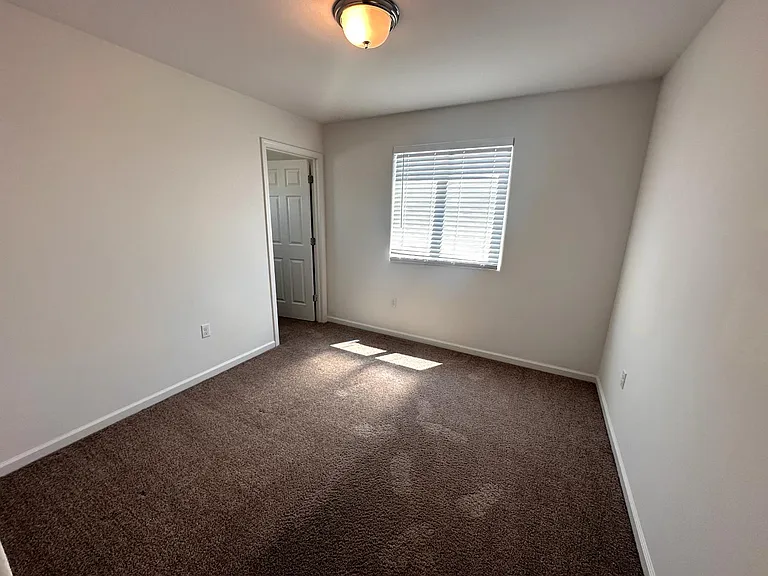 2893 N Schneider Ave — Photo 15