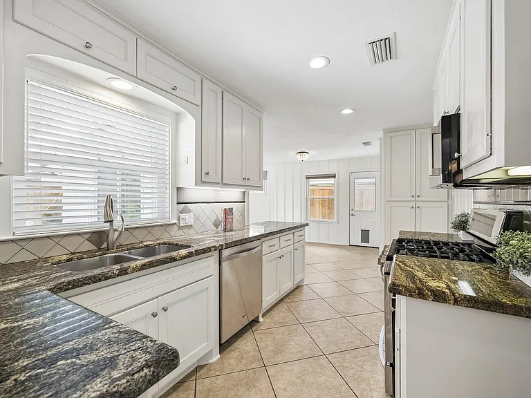 2202 Lazybrook Dr — Photo 5