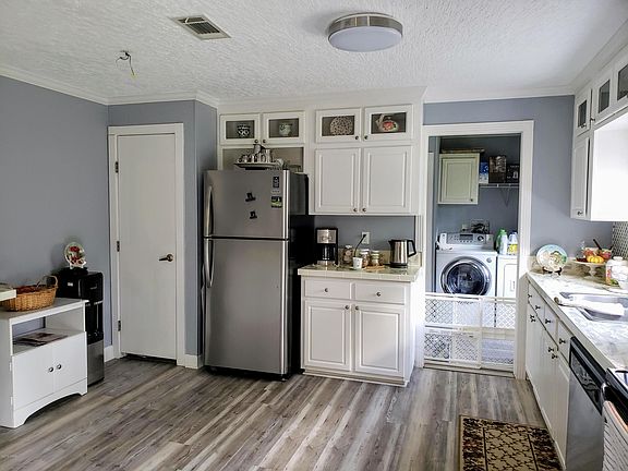4th image of 1161 Emerald Ln