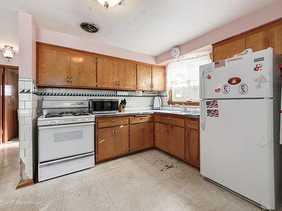 4th image of 6031 S Moody Ave