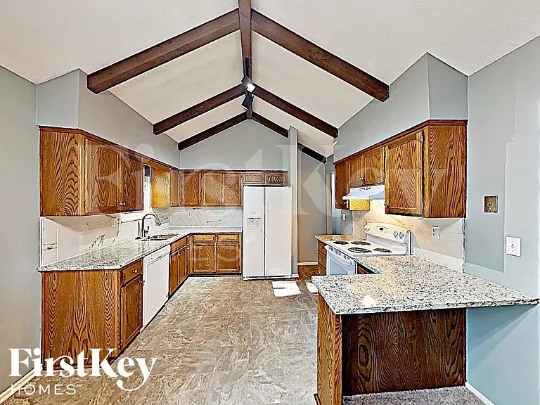 5906 NW Walnut Creek Cir — Photo 3