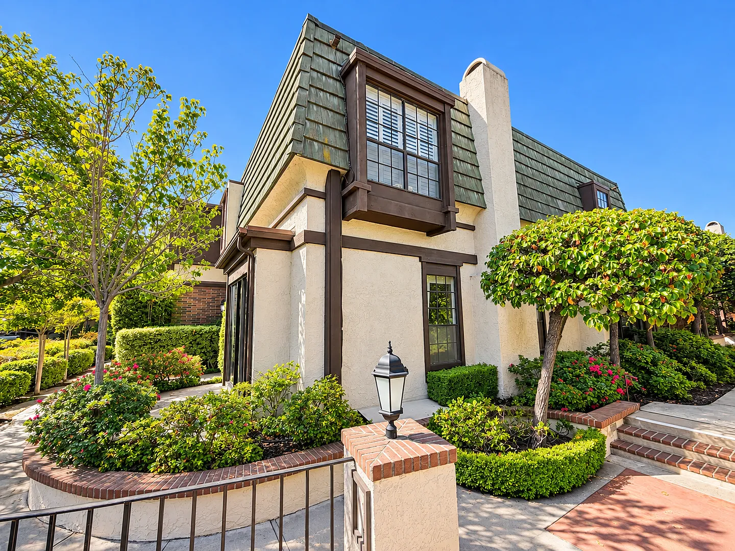 Luxury Living on Prestigious South Orange Grove Boulevard — Photo 1