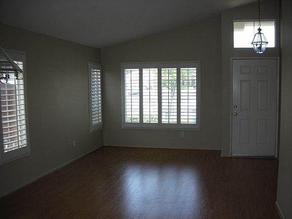 4th image of 44688 Lorraine Dr