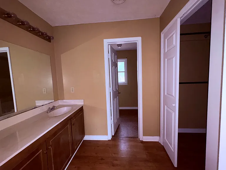 328 Longwood Dr — Photo 6