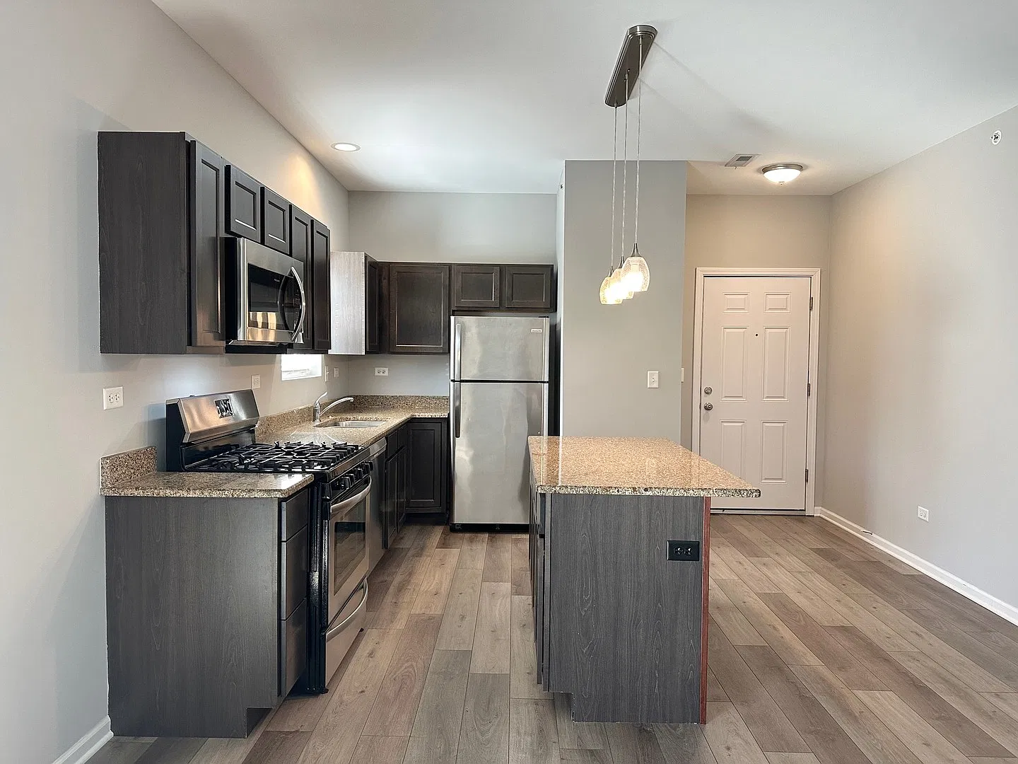 2 bed, 925 sqft, $1,900 — Photo 4