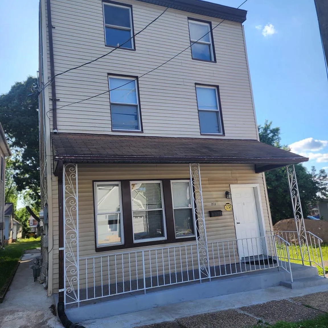 6 bed, 2.5 bath, 1900 sqft, $3,250 — Photo 1