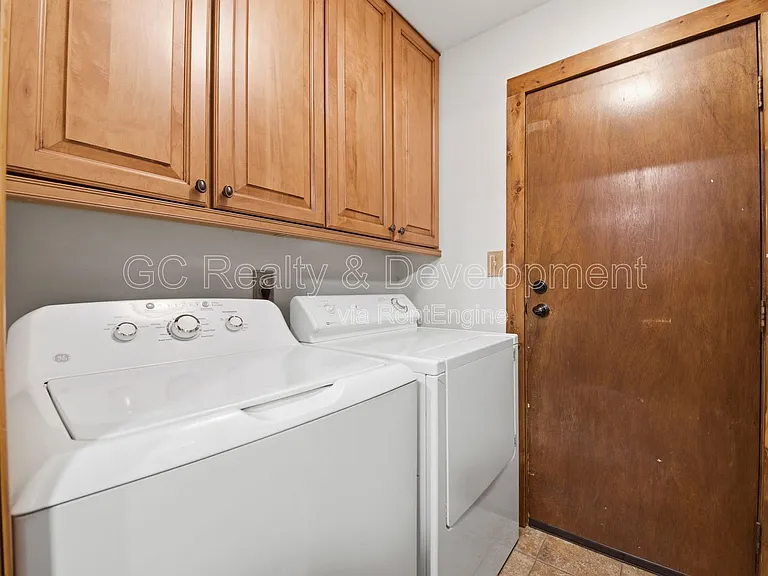 938 Canterbury Dr — Photo 10