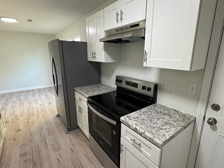 1140 Roswell Rd — Photo 6