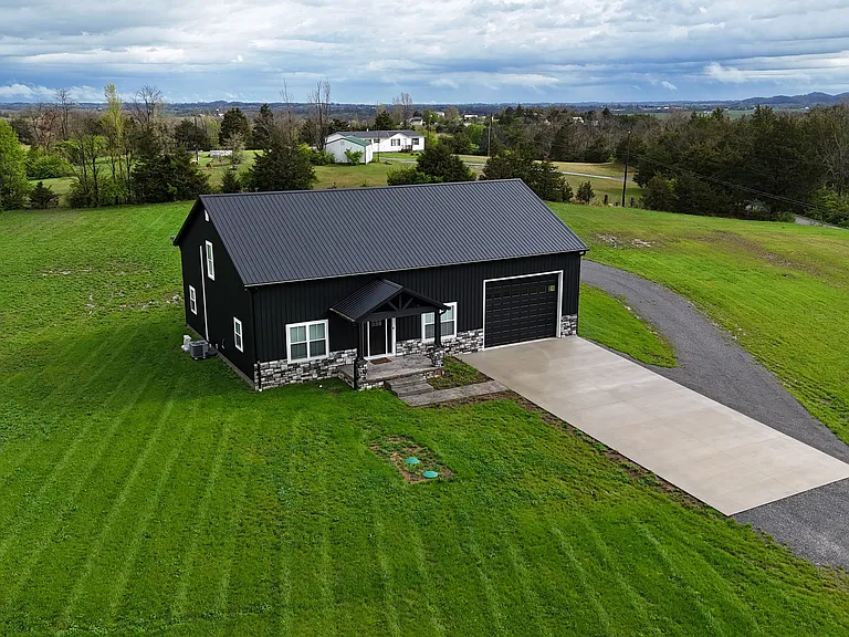 135 Cedar Ridge Rd — Photo 1