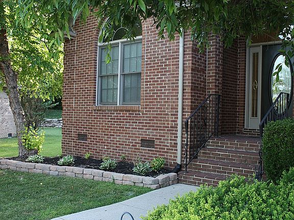 4th image of 404 Park Lakes Ct