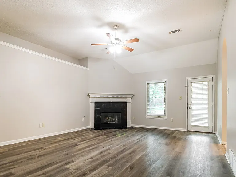 1728 Edgeburg Ln — Photo 5