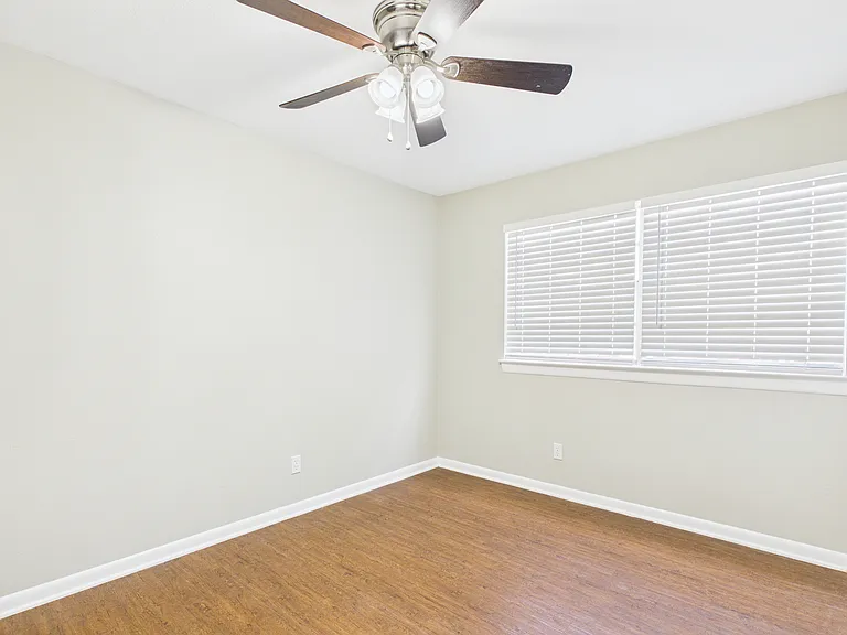 Oxford Pointe Apartments — Photo 16