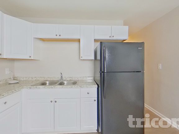 5th image of 901 Crestmere St