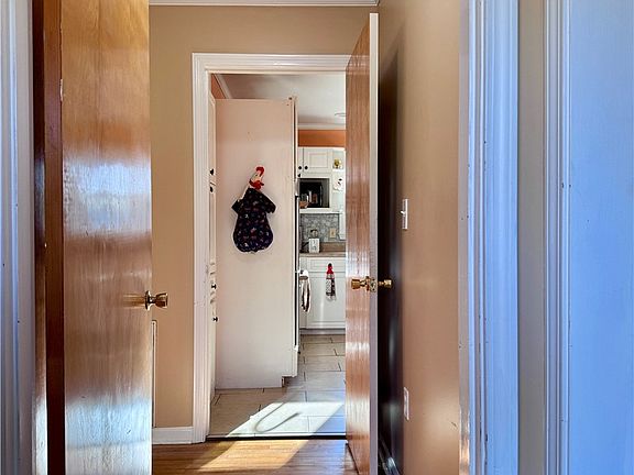 3rd image of 208 Pilgrim Cir