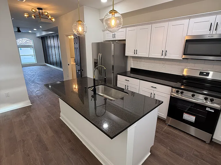2609 E Monument St — Photo 5