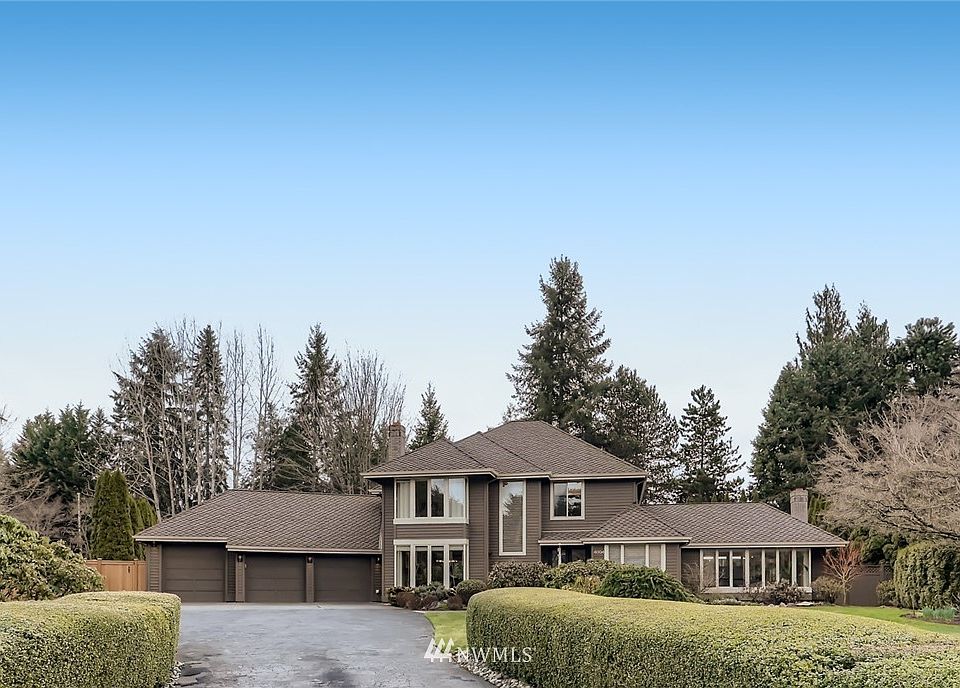Idyllic quiet home in truly one of the most signature Sammamish neighborhoods. The 3 car garage has an oversized bay for RV or boat.