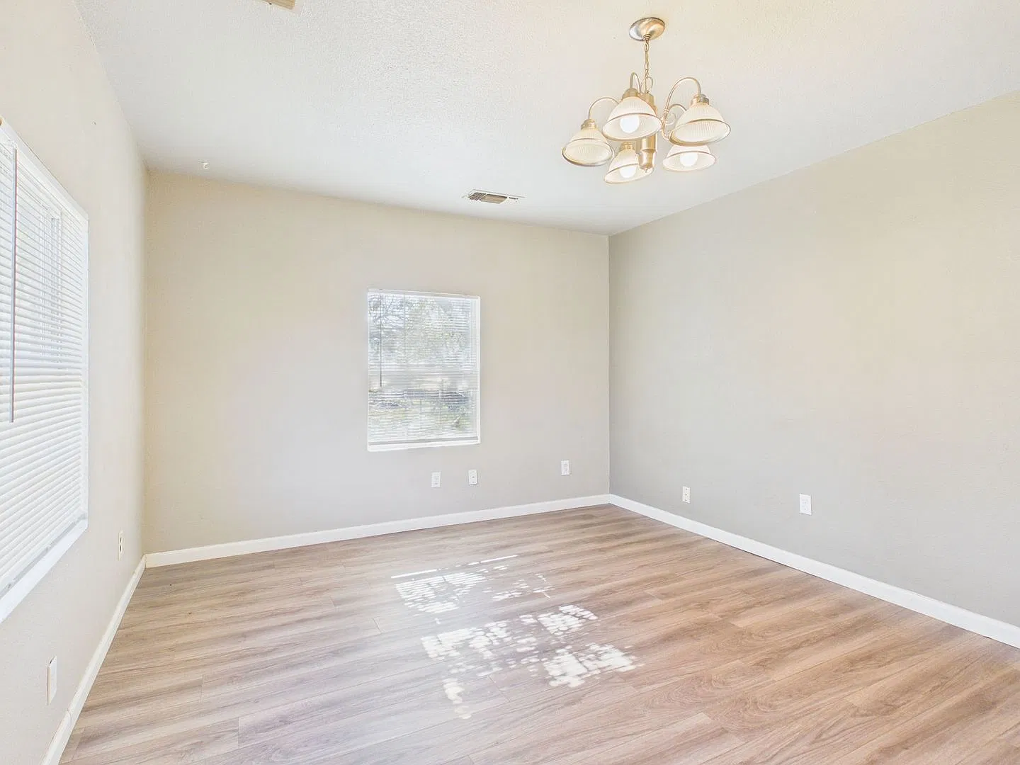 2 Bedroom 1 Bathroom Rental in North Heights! — Photo 3