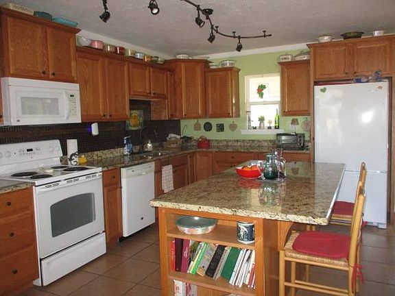 3rd image of 61 W 11th St