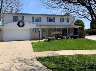 502 Glen Arbor Ln, Grosse Pointe Woods, MI 48236