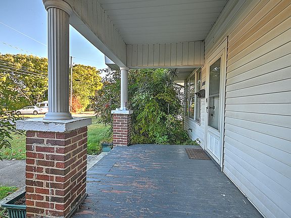 4th image of 1088 Moorland Ave