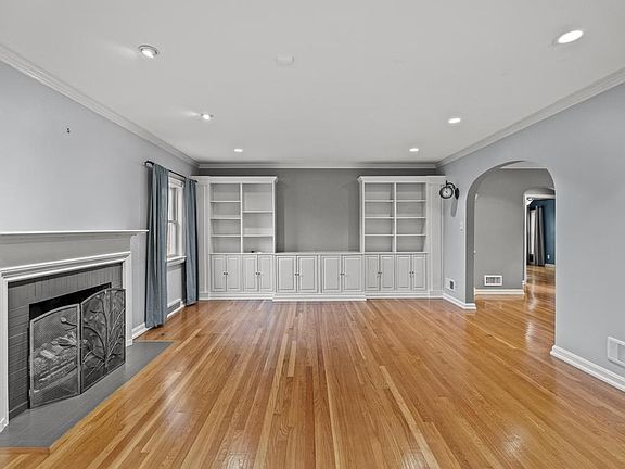 4th image of 1008 Hillcrest Ln