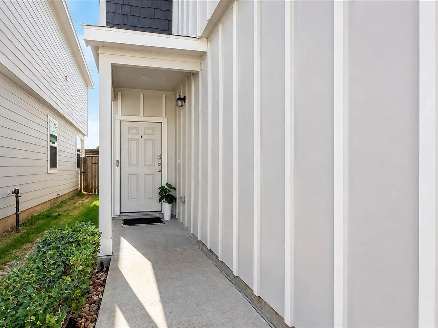 3 bed, 2.5 bath, 1660 sqft, $2,300 — Photo 2