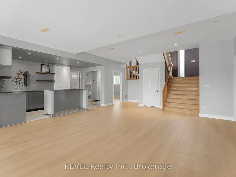 661 Clarence St — Photo 30