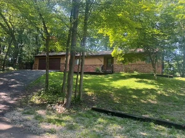 5030 Waw Ban See Dr, Clarkston, MI 48348