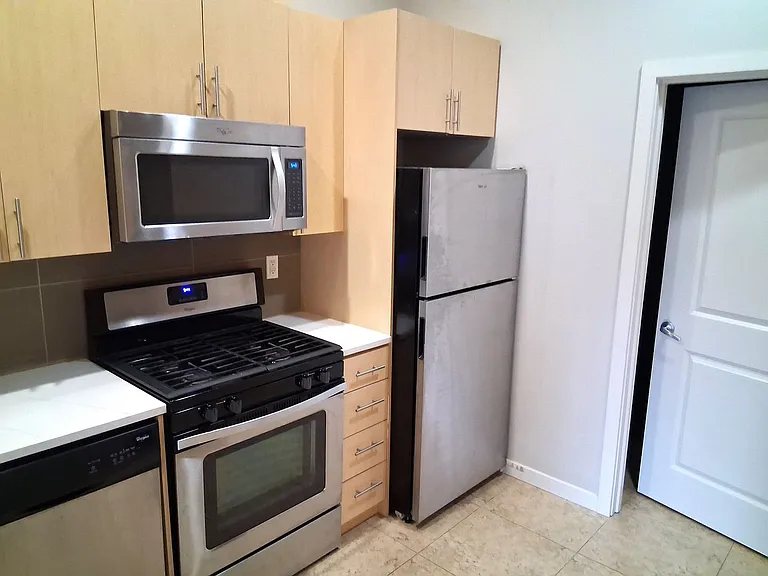 1607 NW Davis St — Photo 3
