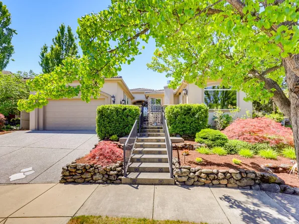 635 Seventh Fairway Dr, Medford, OR 97504