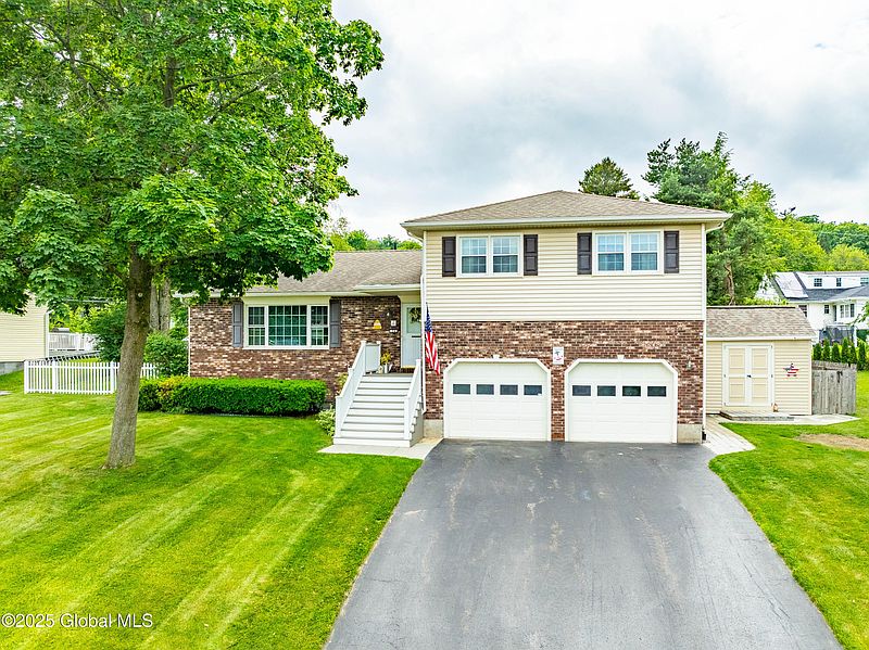 2nd image of 34 Aspen Road