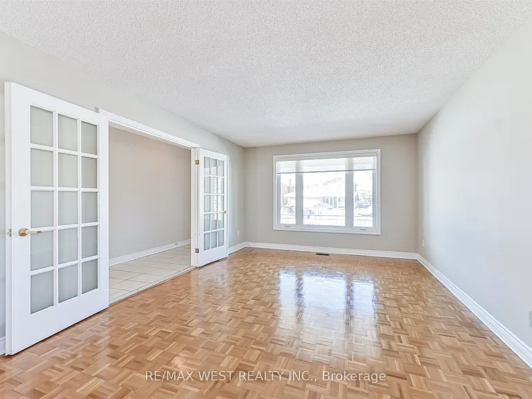 139 Carmen Cres — Photo 5