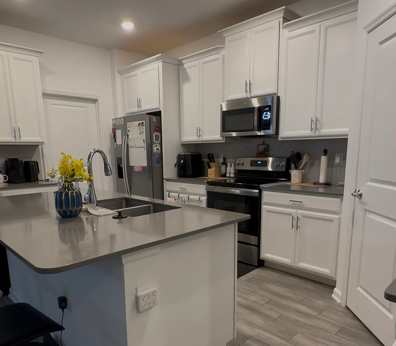 4 bed, 2060 sqft, $2,800 — Photo 3