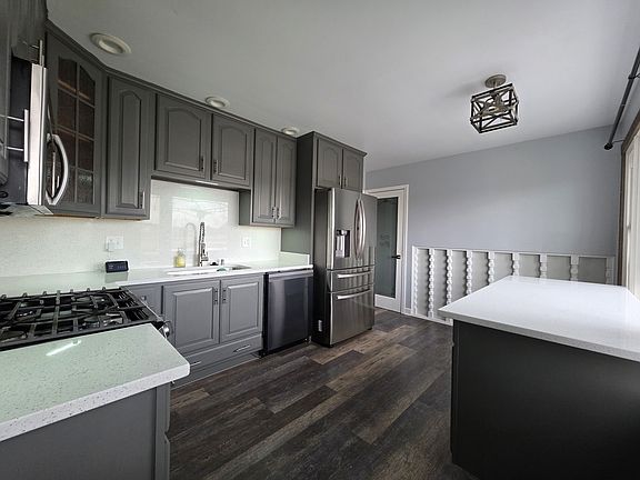 4th image of 651 Dartmoor Dr