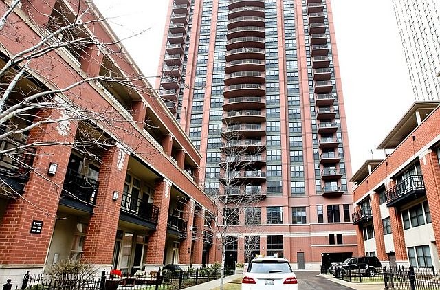 1st image of 330 N Jefferson St #P21
