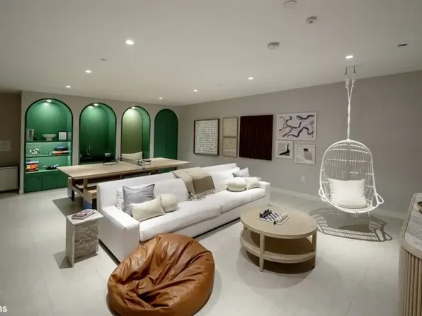 200 East 83rd Street image 28 of 29