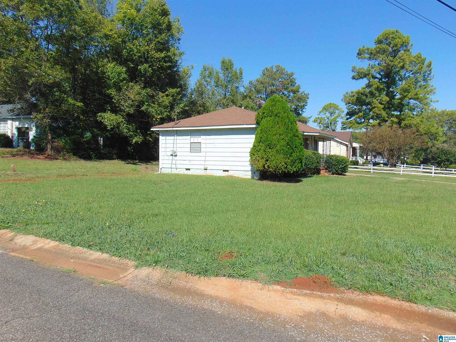 3 bed, 1.5 bath, $1,300 — Photo 2