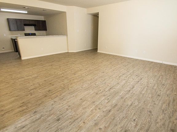 3rd image of 2068 Oakwood St