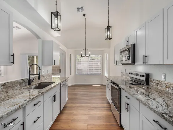 10140 E Queensgate Way, Tucson, AZ 85748
