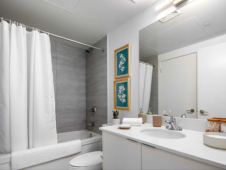 2376 Dundas St W — Photo 18